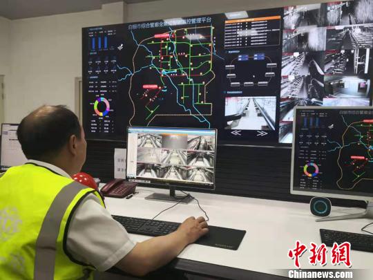 圖為白銀綜合地下管廊總控室工作人員正在進行氧氣、濕度、溫度等監測?！「呖档?攝